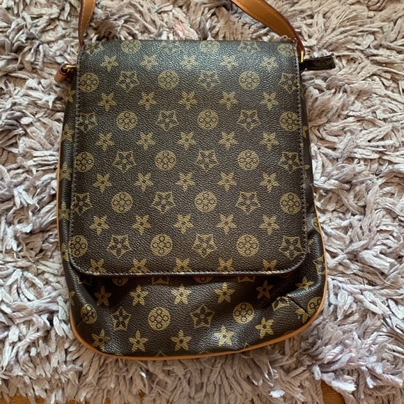 Satchel - Picture 2 of 7